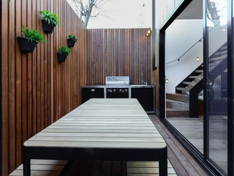 Boutique Stays - County Down, Contemporary Port Melbourne Home - Gold Coast 4U 1