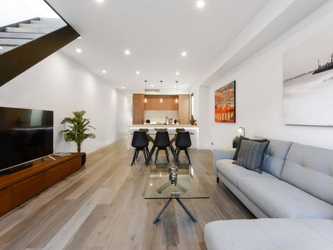 Boutique Stays - County Down, Contemporary Port Melbourne Home - Gold Coast 4U 2