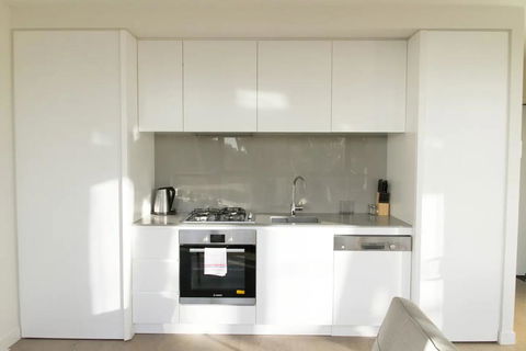 Brand New 1 Bedroom In South Melbourne In Luxury High Rise Block - Gold Coast 4U 2