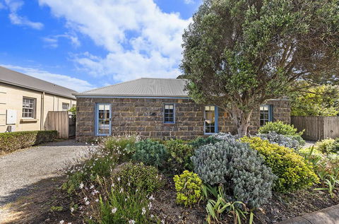Breakfast Creek Cottage - Central Bluestone Cottage - Gold Coast 4U 1
