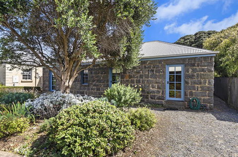 Breakfast Creek Cottage - Central Bluestone Cottage - Gold Coast 4U 2