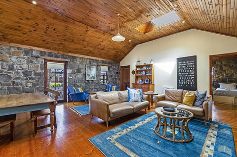Breakfast Creek Cottage - Central Bluestone Cottage - Gold Coast 4U 3