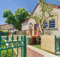 Bright 3-bedroom apartment - Central Armidale - Gold Coast 4U