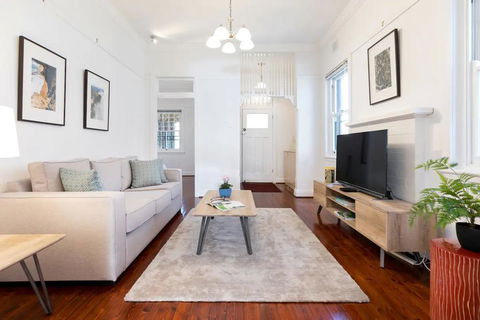 Bright And Elegant Executive 3 Bedroom Family Home - Accommodation Gold Coast 0