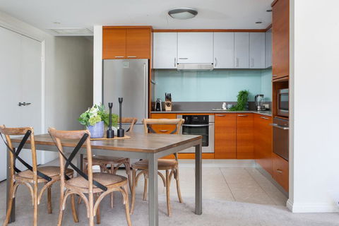 Bright Modern Apartment Steps From Beach And Ferry - Gold Coast 4U 2