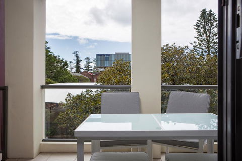 Bright Modern Apartment Steps From Beach And Ferry - Gold Coast 4U 3