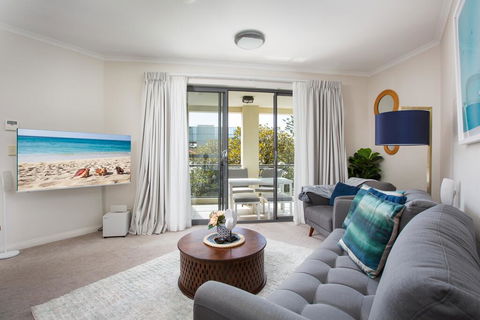 Bright Modern Apartment Steps From Beach And Ferry - Gold Coast 4U 1