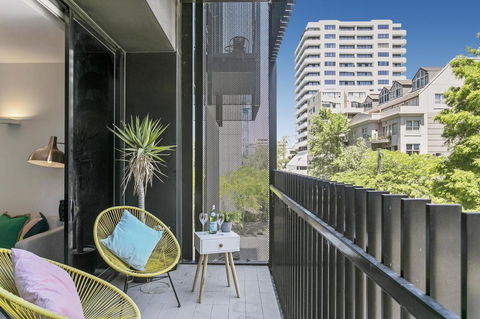 Bright Modern Apartment W Parking And Gym Near CBD - Accommodation Gold Coast 1