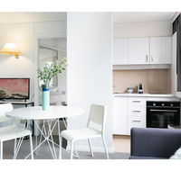 Bright modern studio steps from the action - Accommodation Gold Coast