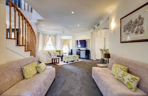 Broadbeach Waterfront Holiday House - Accommodation Gold Coast 3