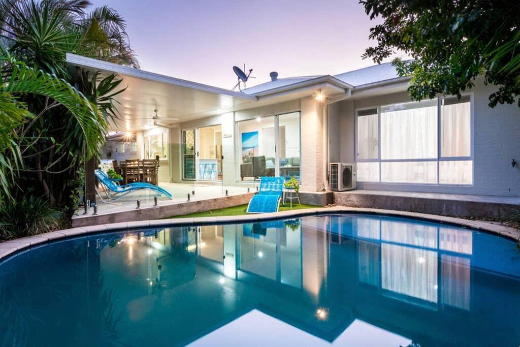 Broadbeach Waters Home With Private Pool