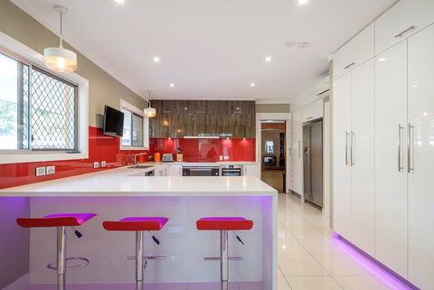 Brookfield Retreat - Large Holiday Home / Group Accommodation - Gold Coast 4U 3