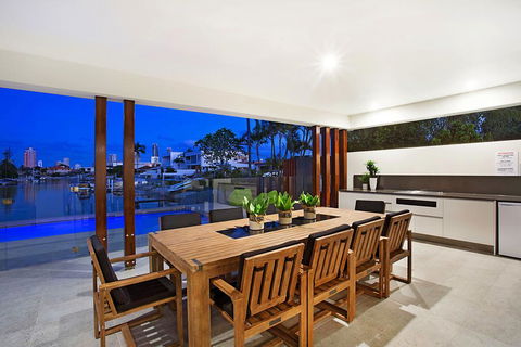 C'est La Vie - Accommodation Gold Coast 2