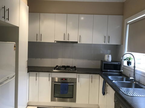 Cairnlea St Albans Townhouse - Accommodation Gold Coast 2