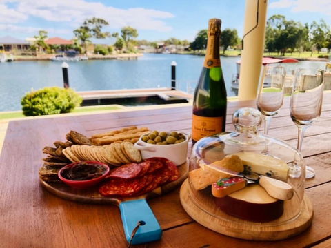 Canal Elegance In Yunderup - Gold Coast 4U 1
