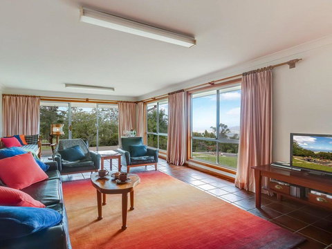 Captain's Lookout - Elevated Ocean Views, Rural Stay - Accommodation Gold Coast 3