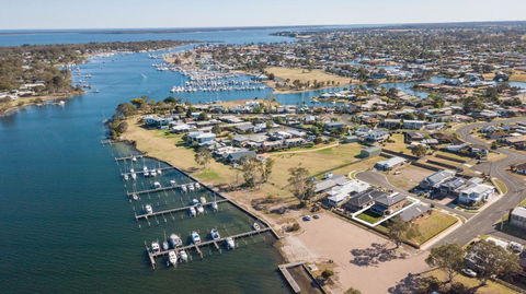 Captains Hideaway - Jetty Berth And Pet Friendly - Accommodation Gold Coast 0
