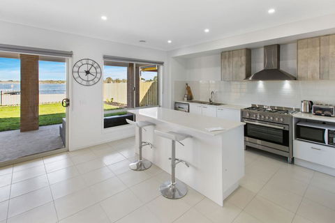 Captains Hideaway - Jetty Berth And Pet Friendly - Accommodation Gold Coast 1