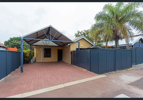 Cardiff St House - Gold Coast 4U 2