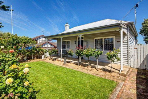 Carrick Fergus - Centrally Located Family Home - Accommodation Gold Coast 2