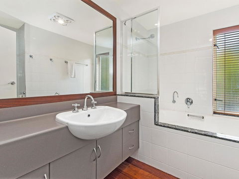 CASTWOOD VILLA No. 1 - Accommodation Gold Coast 3