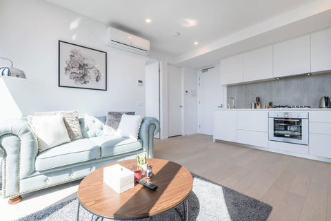 CBD & Garden View Stylish 1 Bedroom Apt @Avant - Accommodation Gold Coast 2