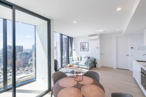 CBD & Garden View Stylish 1 Bedroom Apt @Avant - Accommodation Gold Coast 3