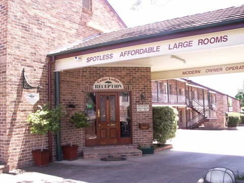 Cedar Lodge Motel - Accommodation Gold Coast 0
