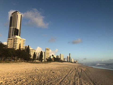 CENTRAL APARTMENT WITH POOL-WALK TO EVERYTHING - Accommodation Gold Coast 2
