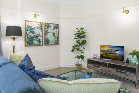 Central Apartment With Spacious Living And Dining - Accommodation Gold Coast 2