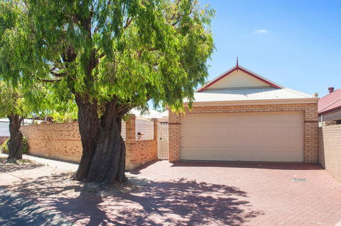 Central Townhouse Margaret River - Gold Coast 4U 1