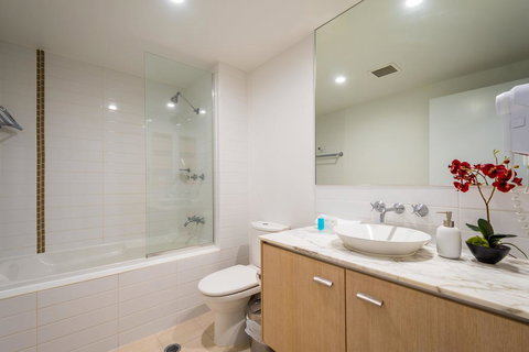 Chancellor Lakeside Apartments - 1 Gold Coast 2