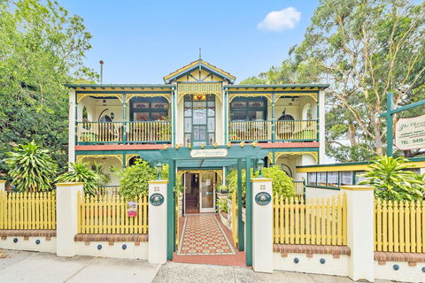 Charrington Hotel - Gold Coast 4U 0