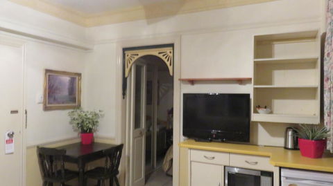 Charrington Hotel - Gold Coast 4U 1