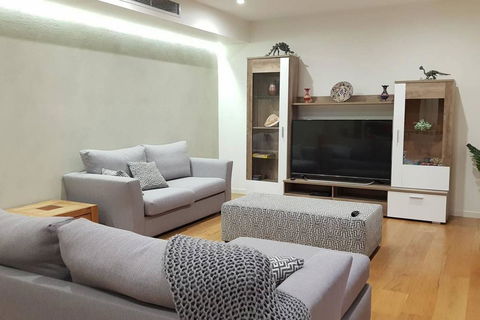 CHELSEA Family Home Close To Beach & Shops - Accommodation Gold Coast 0