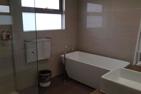 CHELSEA Family Home Close To Beach & Shops - Accommodation Gold Coast 2