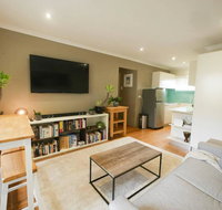 Chic Pet Friendly  500m to the Beach w/ parking - Accommodation Gold Coast
