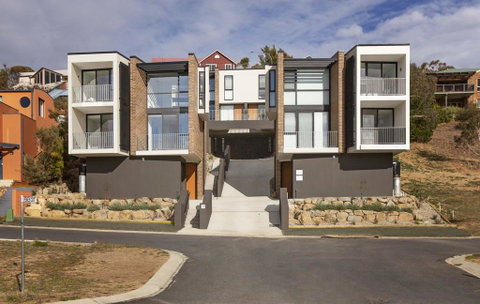 Chilam 'B' - Sophisticated Style With Views To The Lake & Mountains - Accommodation Gold Coast 0