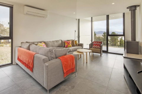 Chilam 'B' - Sophisticated Style With Views To The Lake & Mountains - Accommodation Gold Coast 2