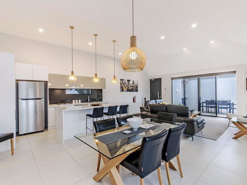 Chimneys On Bank - Accommodation Gold Coast 0