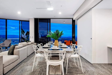 Circle On Cavill Subpenthouse - Accommodation Gold Coast 3