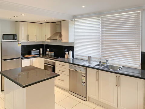 City Center - Modern 2-Bedroom Apartment - Accommodation Gold Coast 3