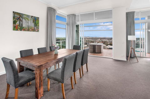 City-Centre Apartment With River Views And Balcony - Gold Coast 4U 3