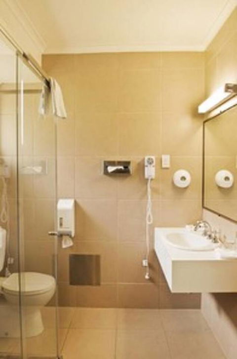 Classic Queen Room 2 In Oakleigh - Gold Coast 4U 3