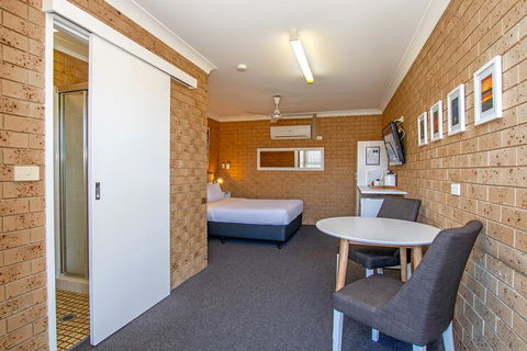 Coast Inn Motel - Gold Coast 4U 2