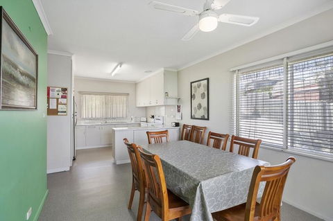 Coffey Court Cottage 2 - Gold Coast 4U 2