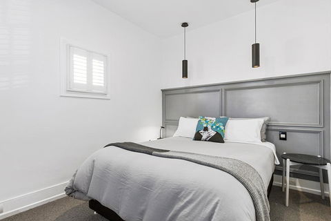 Colonial Hampdens - Accommodation Gold Coast 0