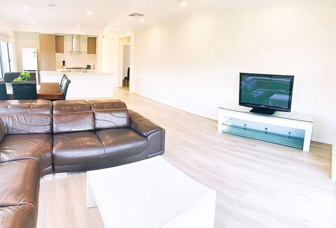 Comfortable 4BR 2Bath House Tarneit Melbourne - Accommodation Gold Coast 2