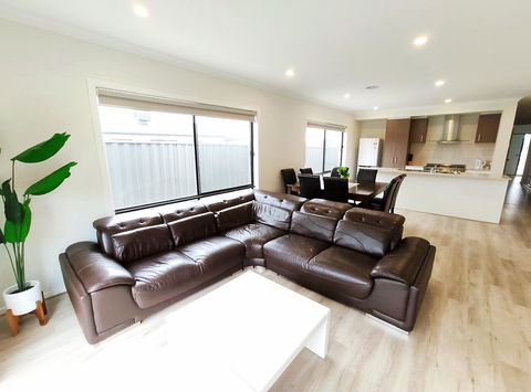 Comfortable 4BR 2Bath House Tarneit Melbourne - Accommodation Gold Coast 0