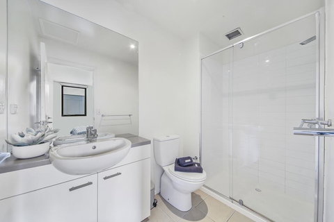 Comfy 2BR Suite Near Flemington Races, FREE Parking - 1 Gold Coast 3